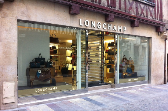 Vitrines, devantures de magasins, portes automatiques