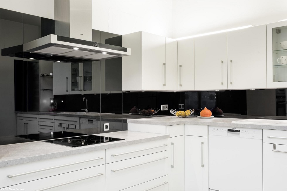 Crédence en verre laqué